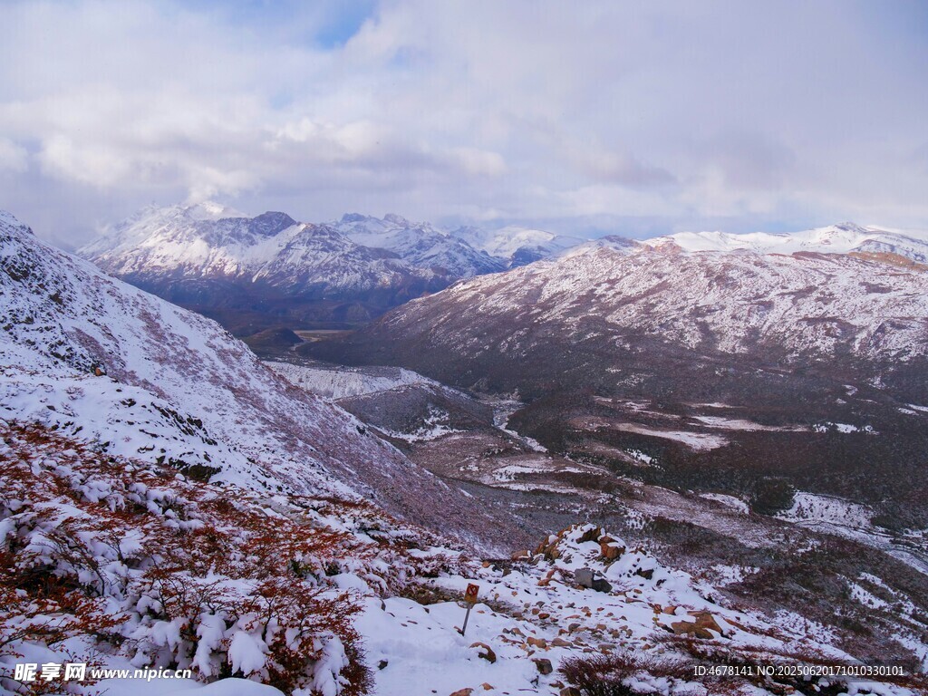 雪山山谷壯麗風光