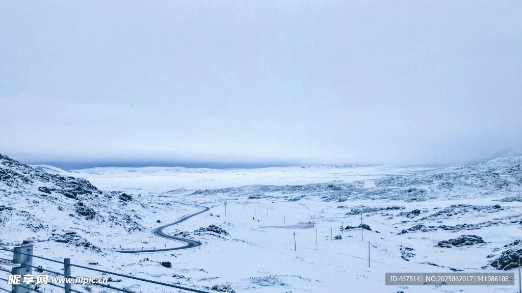 冬日雪景中的開闊雪地