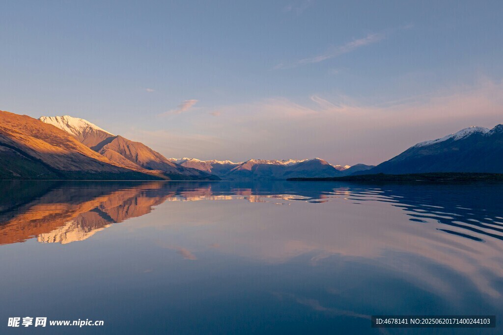 寧靜湖景與遠山的美麗倒影