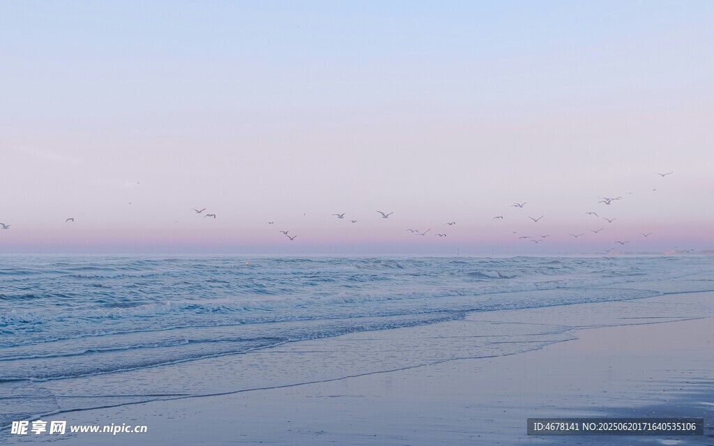 海邊美景海浪輕拍沙灘