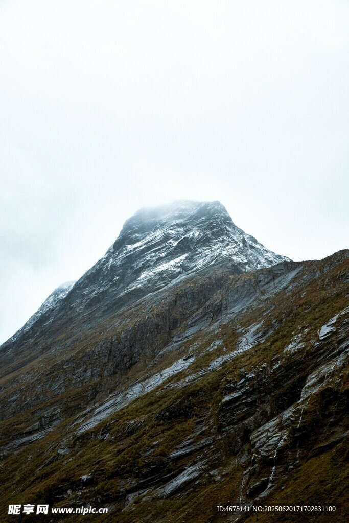 巍峨雪山盡顯自然壯美