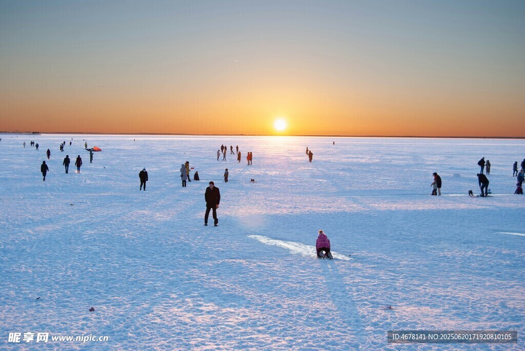 雪地夕陽下的歡樂人群