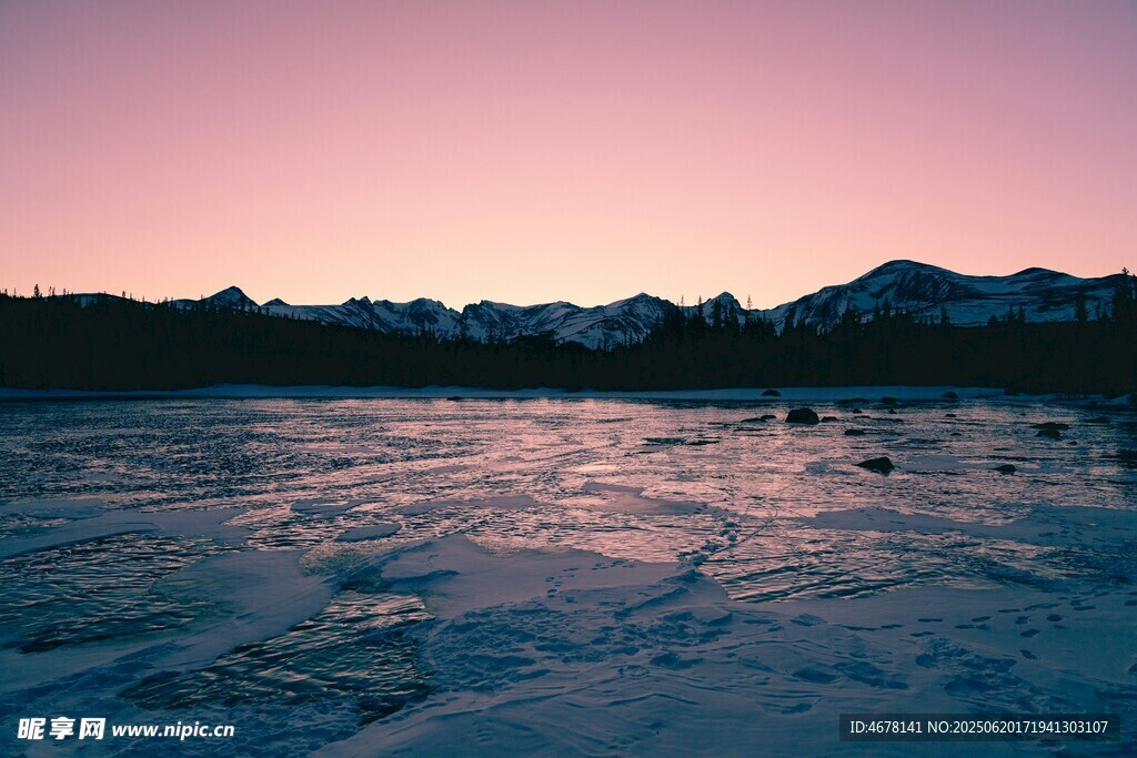夕陽下的冰封湖面與遠山