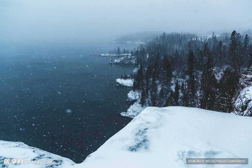 冬日湖畔雪景