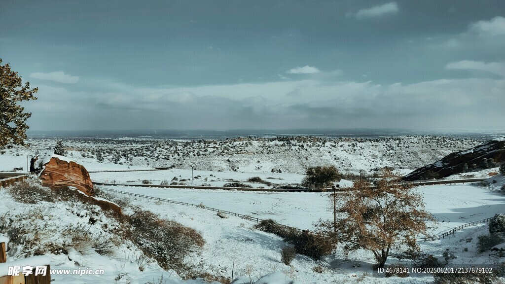 冬日雪景中的開闊景致