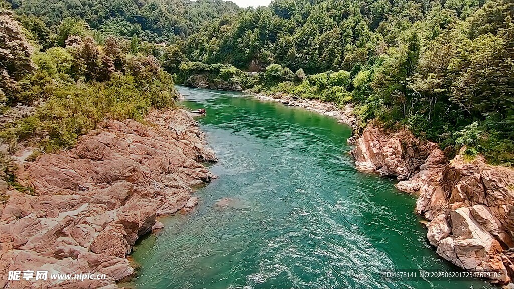 青山環抱的碧綠河流