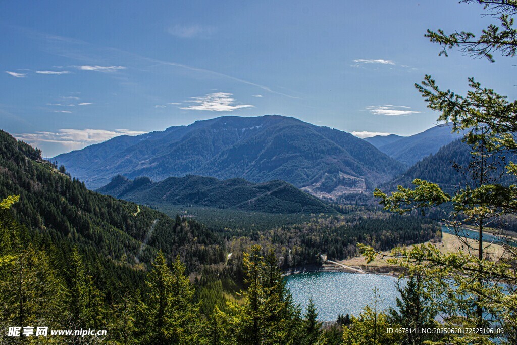 山間湖畔美景