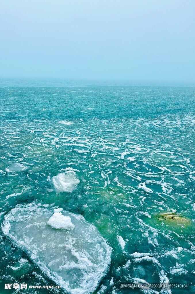 海上漂浮的巨大冰塊