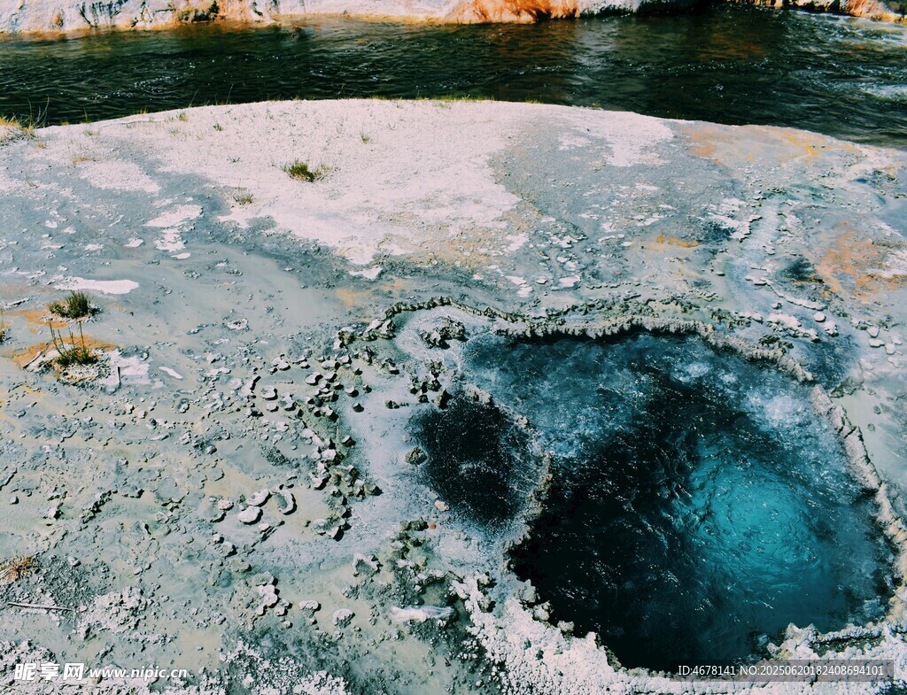 冰面破洞現深藍水域