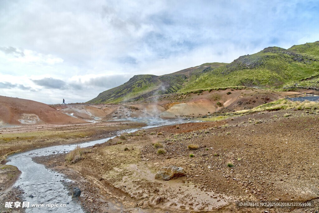 山間溪流旁的多彩地貌景觀