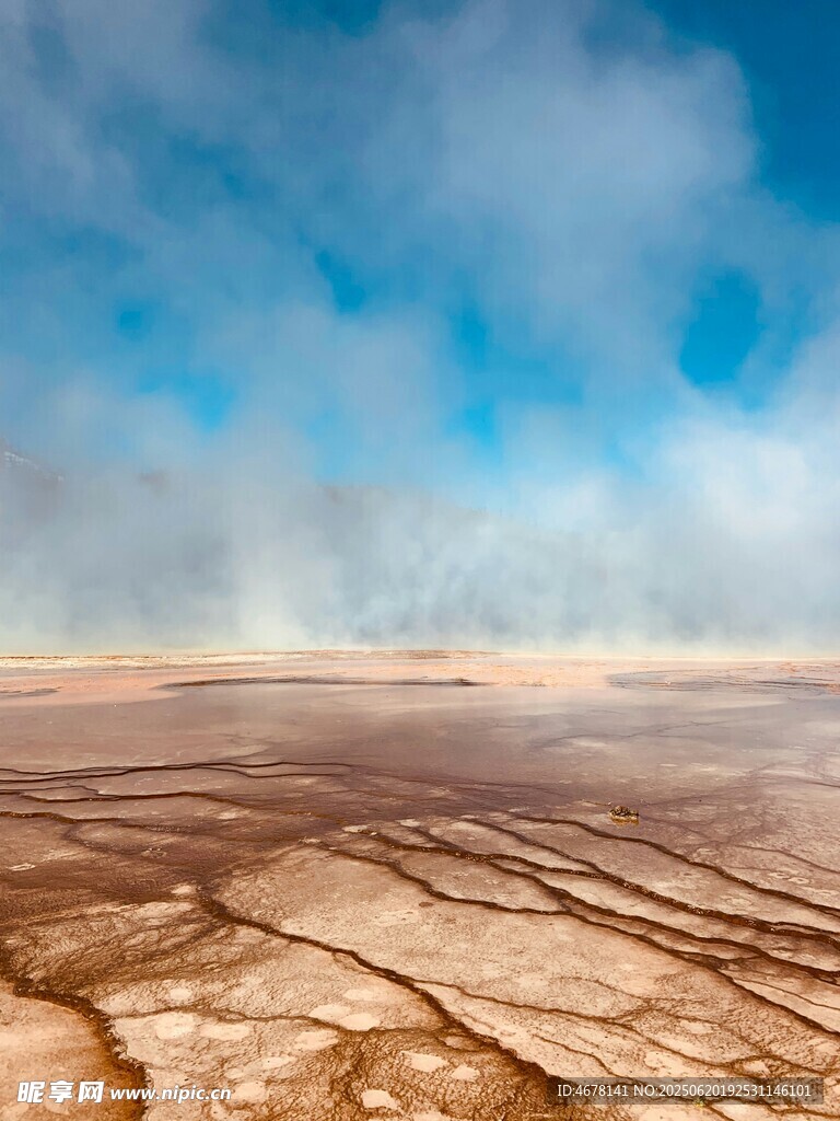 荒涼大地與藍天云霧景觀