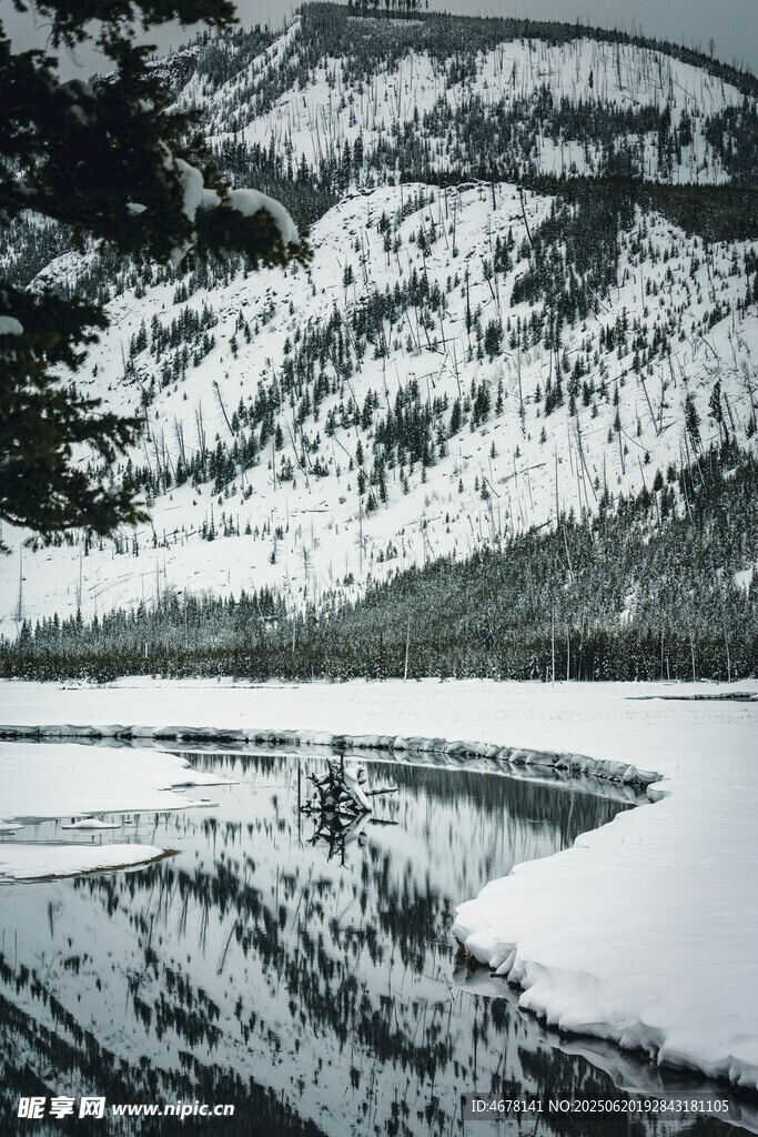 雪山倒影于靜謐湖面