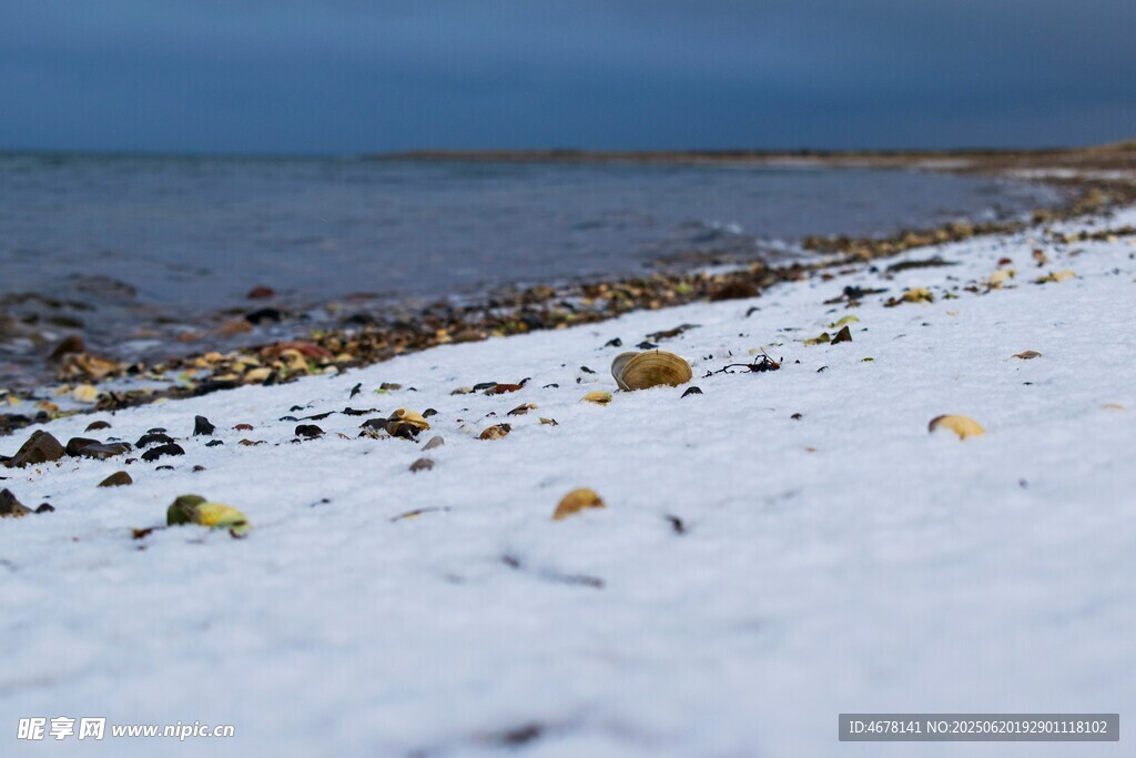 雪覆海灘的冬日海濱景致