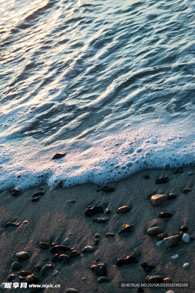海浪輕拍沙灘的靜謐時刻