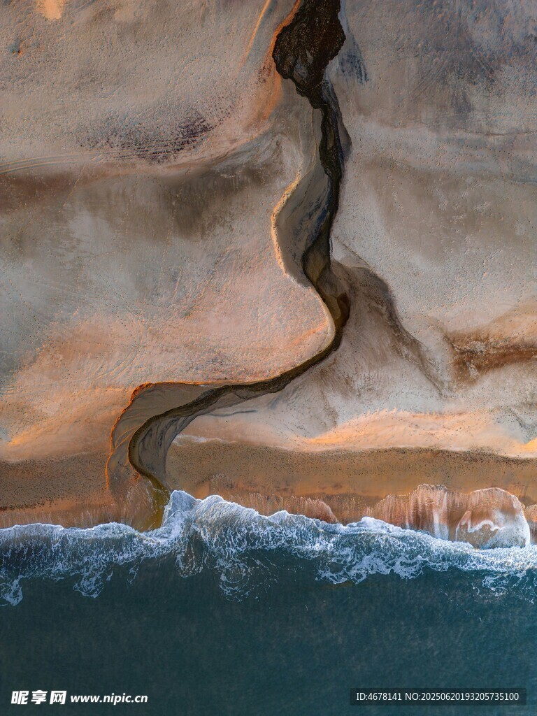 蜿蜒海岸線上的海浪奇觀