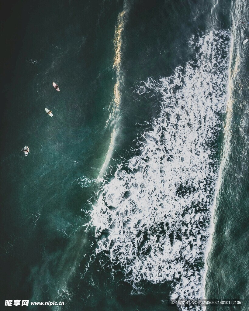 俯瞰海浪翻涌的壯闊海景