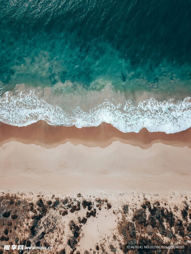 俯瞰美麗海灘與海浪