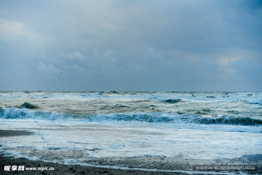 海邊洶涌海浪景象