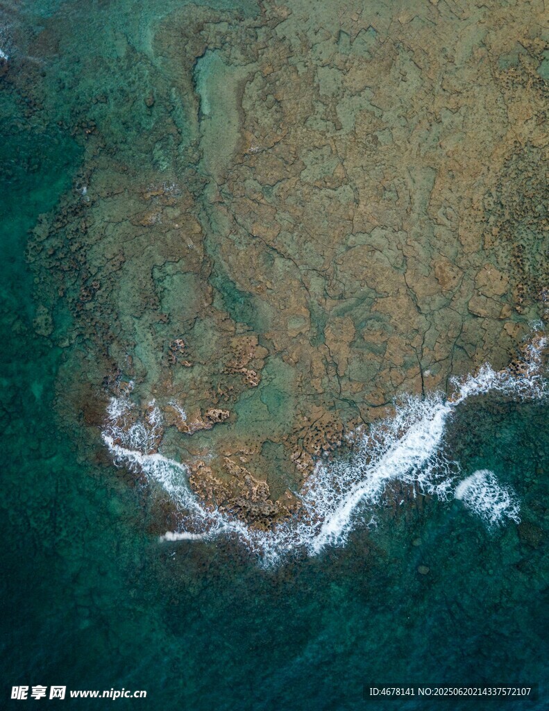 俯瞰海岸邊的海浪拍打景象