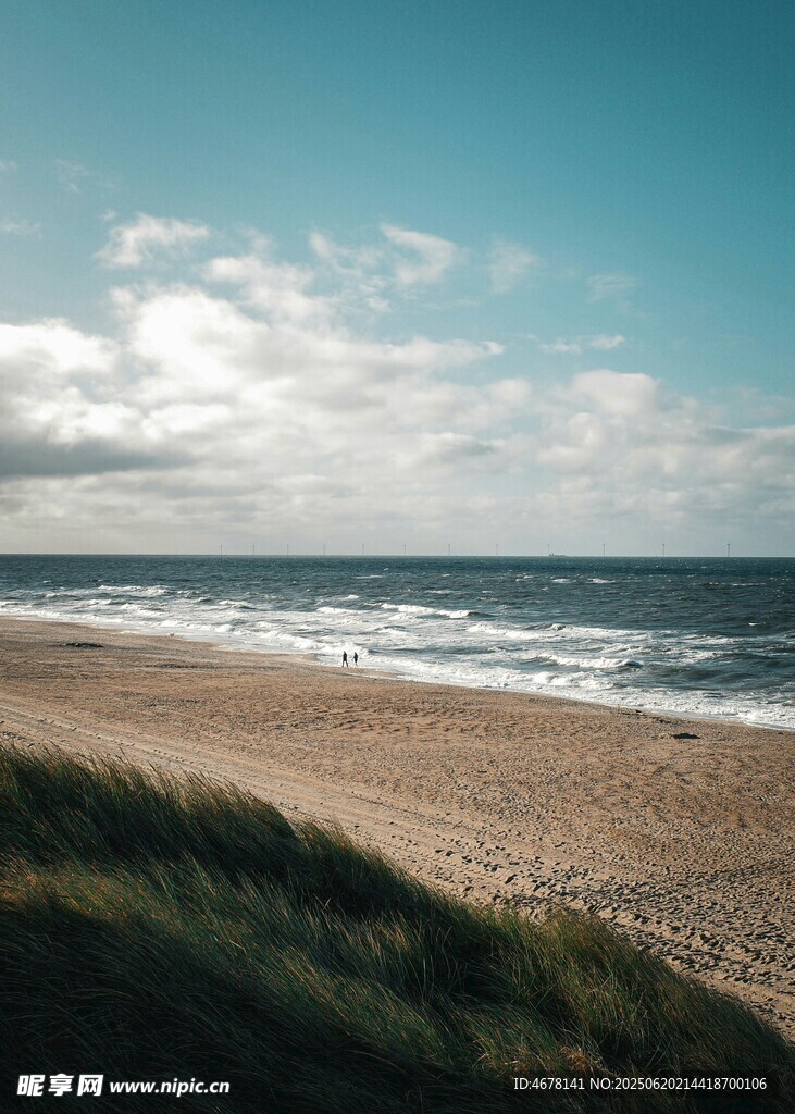 海邊美景海浪與藍(lán)天沙灘