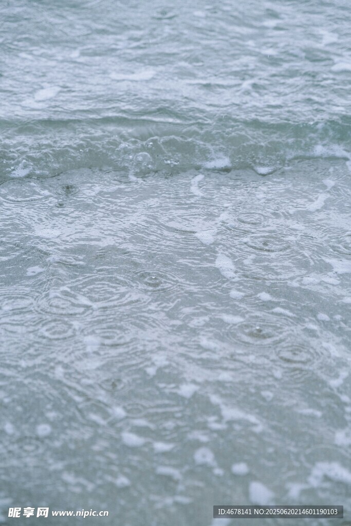 海浪輕拍沙灘的瞬間