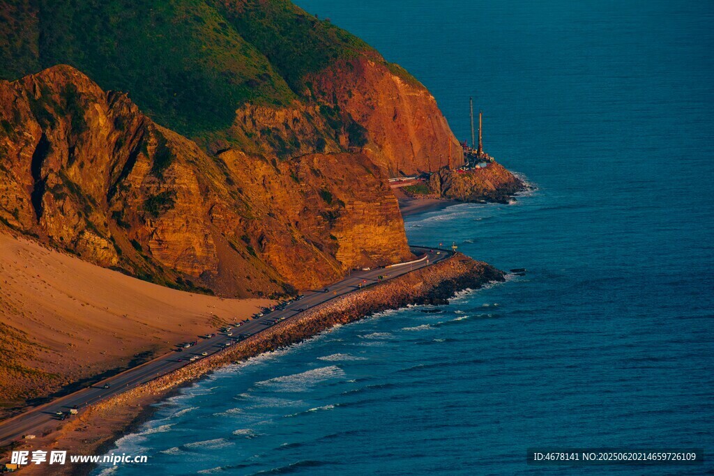 海岸邊壯麗的山巒與大海