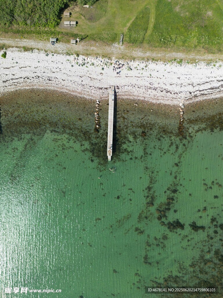 海岸邊的孤立石柱