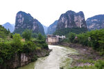 山間蜿蜒河流與秀麗峰林