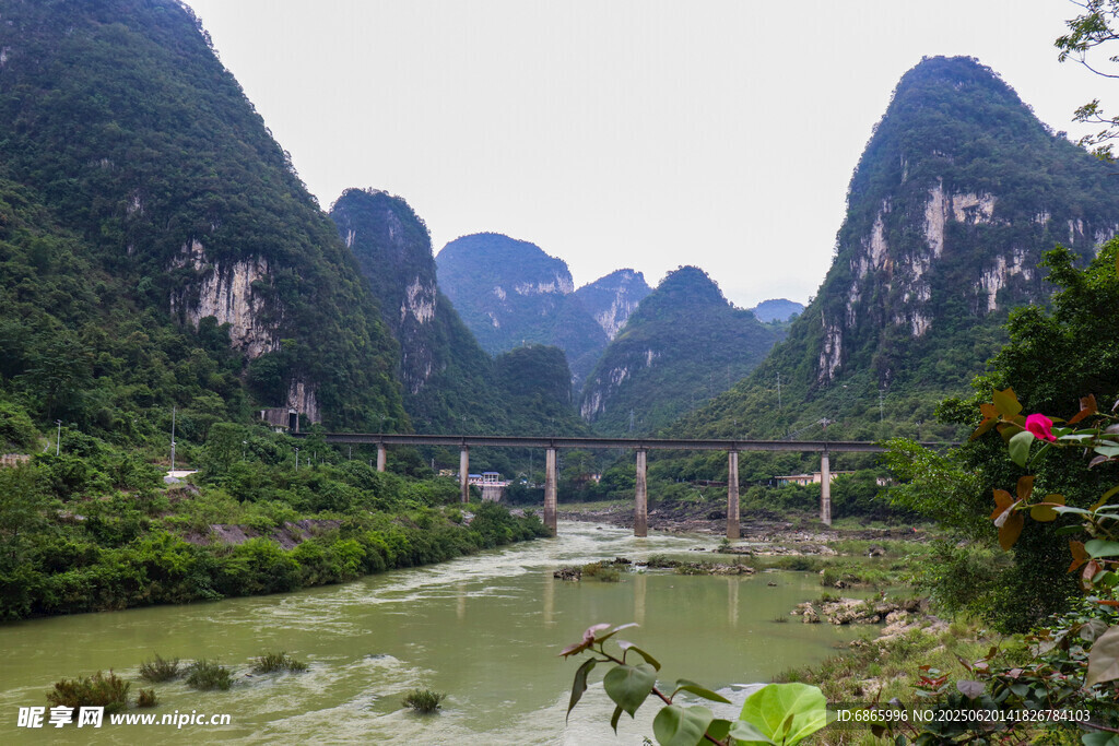 山水間的秀麗河谷風光
