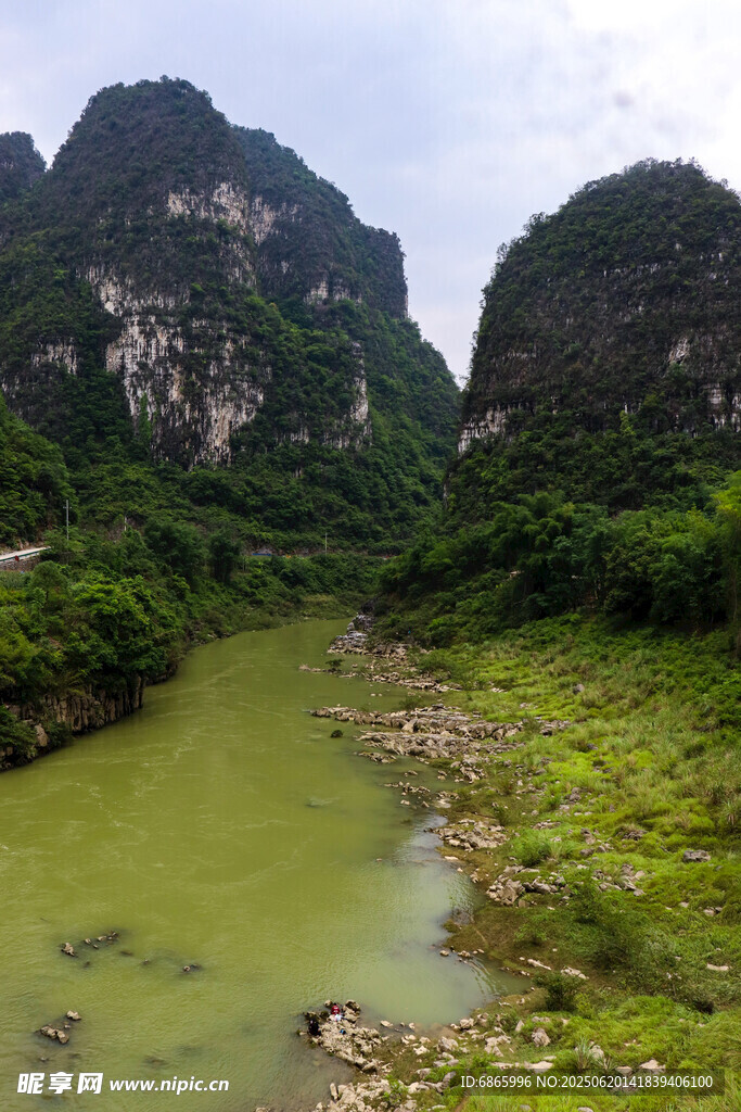 青山綠水間的秀麗河谷