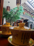中式茶館內的精致茶具