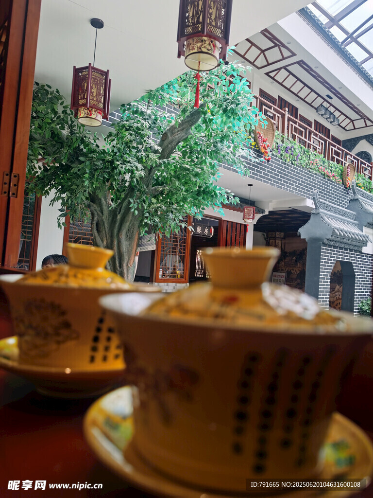中式茶館內(nèi)的精致茶具