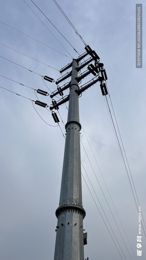 高聳輸電塔