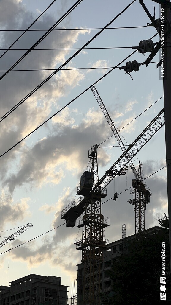 城市工地塔吊與交錯電線