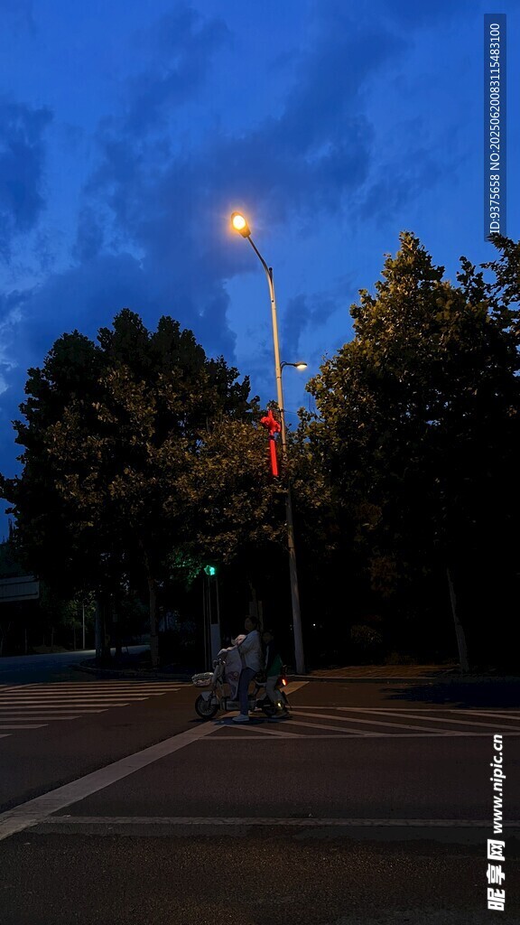 夜幕下的街道路燈景象