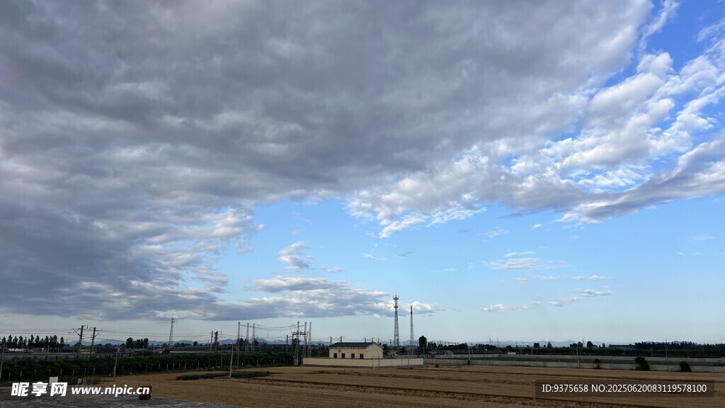 廣闊田野上的多云天空