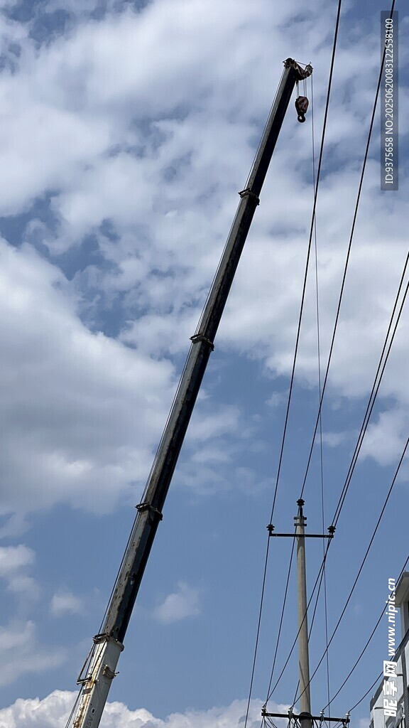 高空作業(yè)吊車進行電力施工