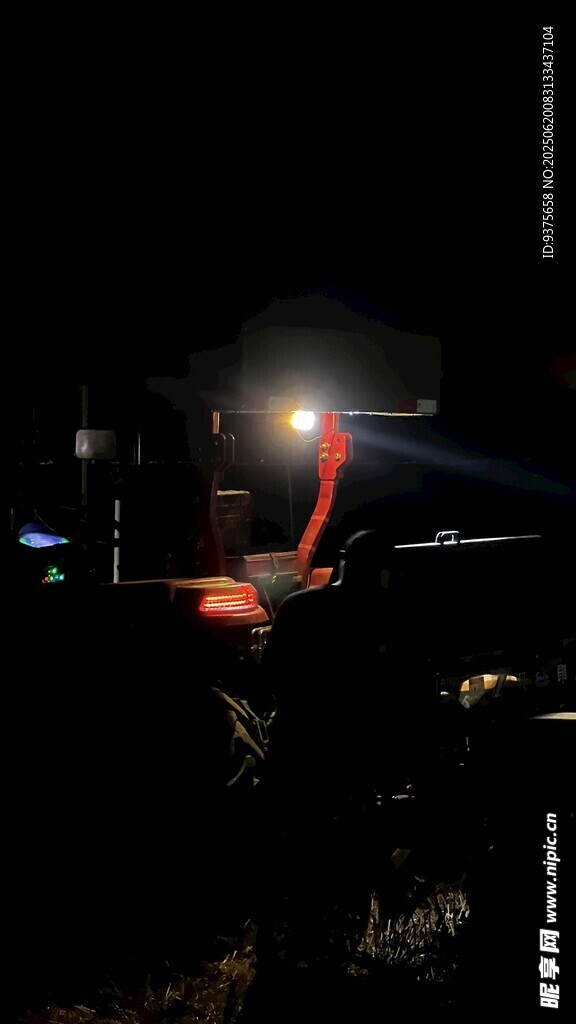 夜晚燈光下的機械場景
