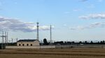 田野旁的電力設施與建筑
