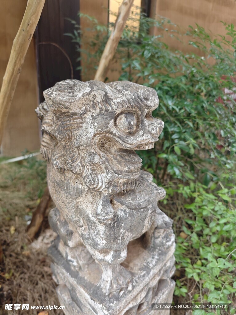 古老石獸雕塑