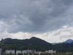 烏云籠罩下的山巒與建筑