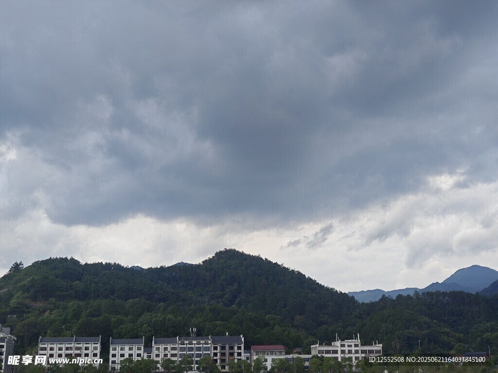 烏云籠罩下的山巒與建筑