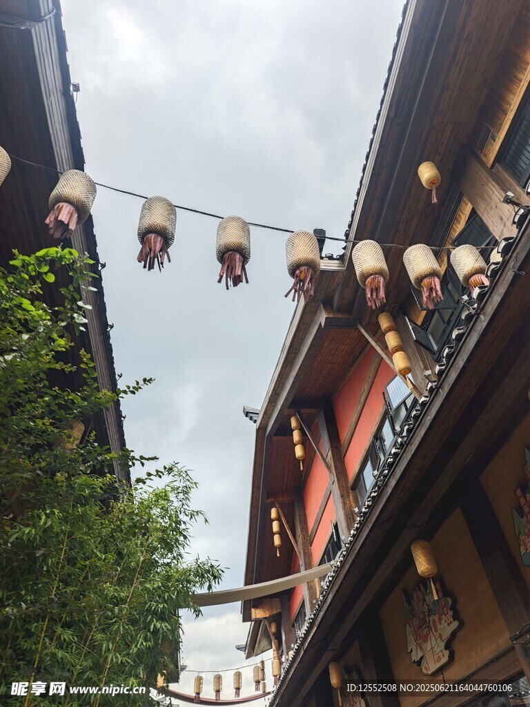 古街屋檐下的串串燈籠