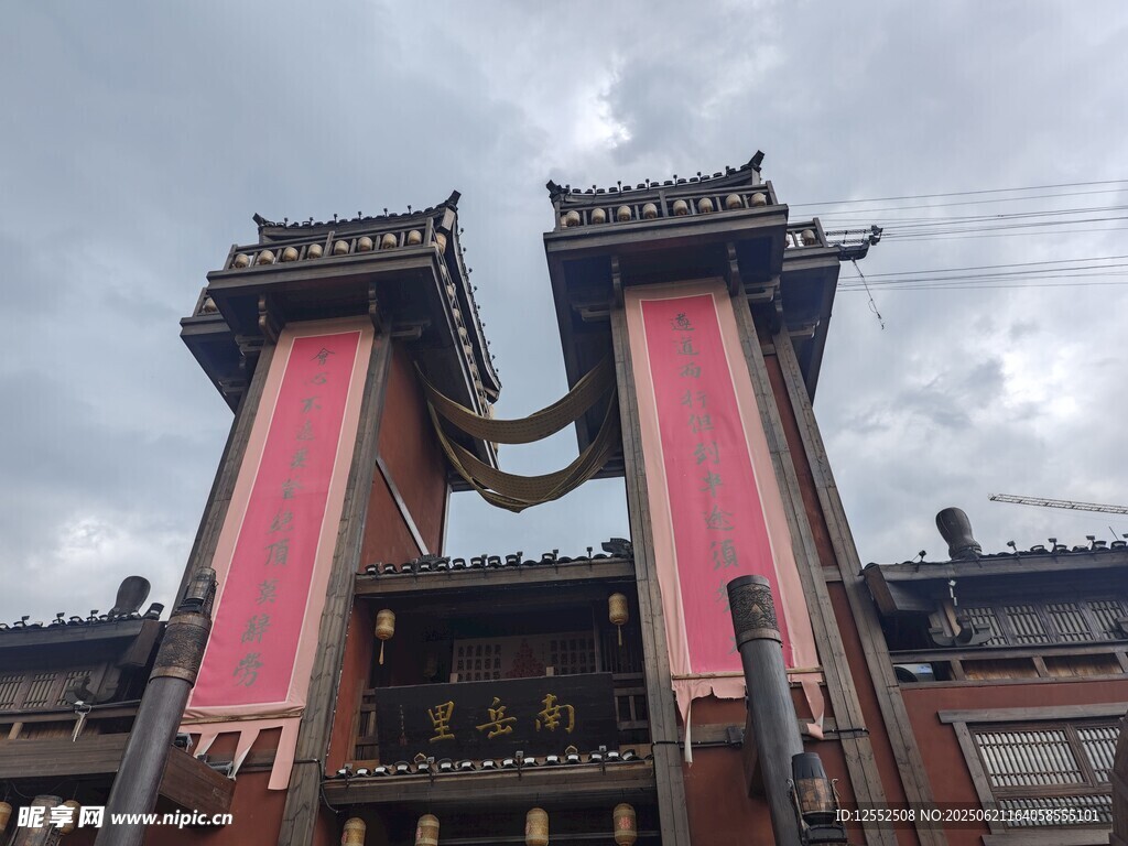 中式古建筑雙柱配紅幔