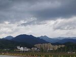 山巒城鎮間的陰沉天色