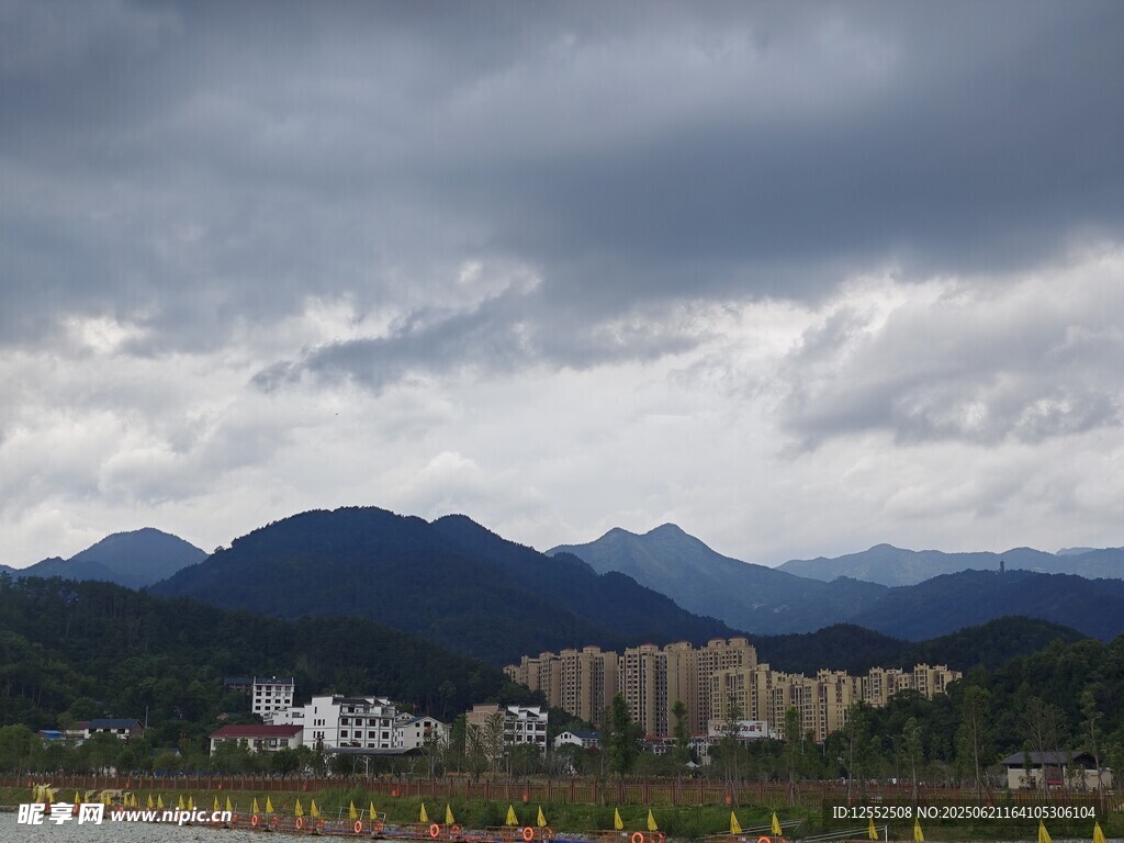 山巒城鎮間的陰沉天色