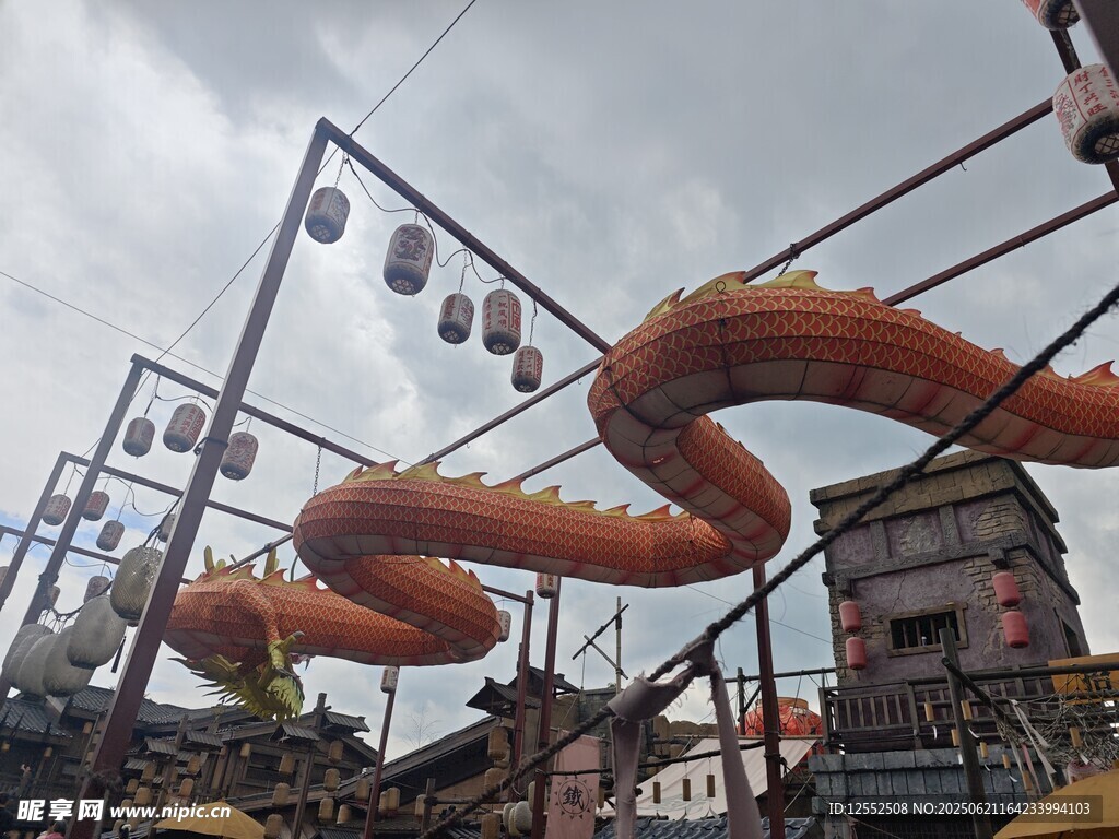 水上樂園蜿蜒橙色滑道