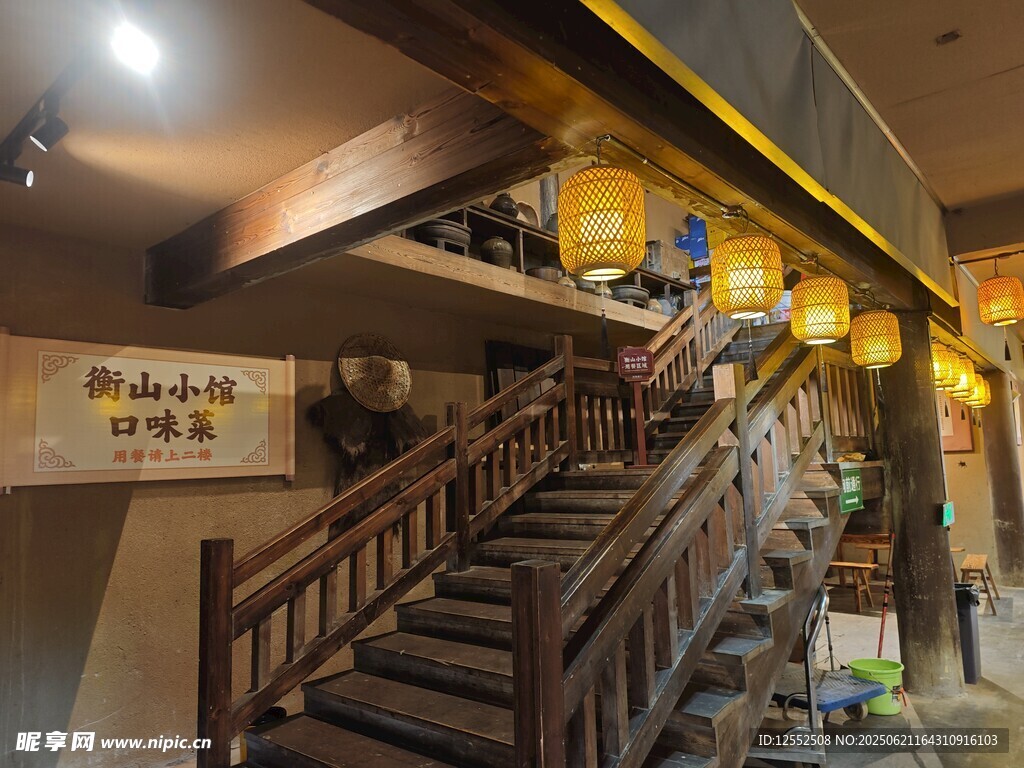 復古風格木質(zhì)樓梯餐廳一角