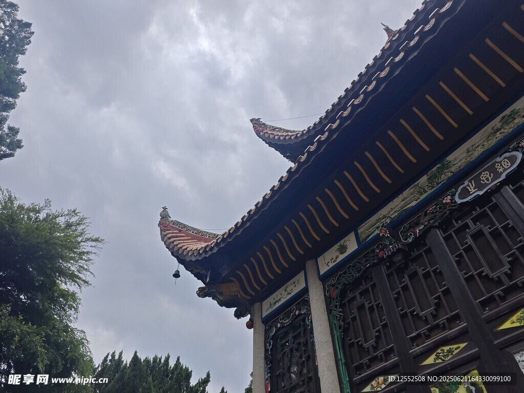 中式古建筑屋檐一角