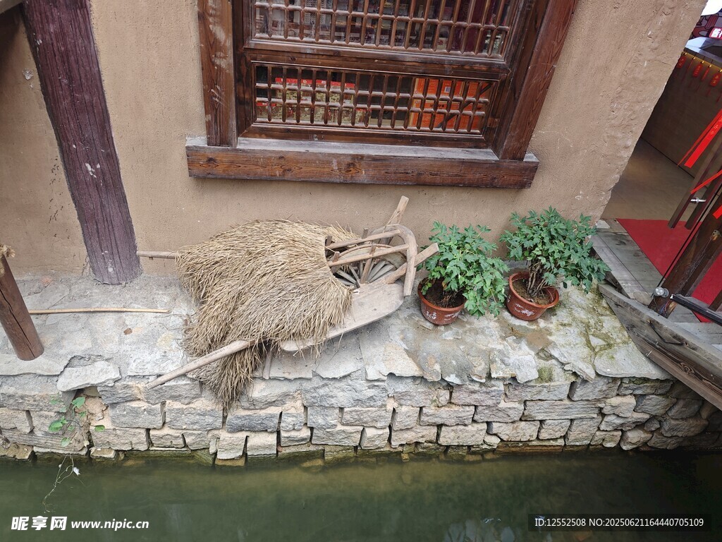 古宅旁的石獸與綠植景觀